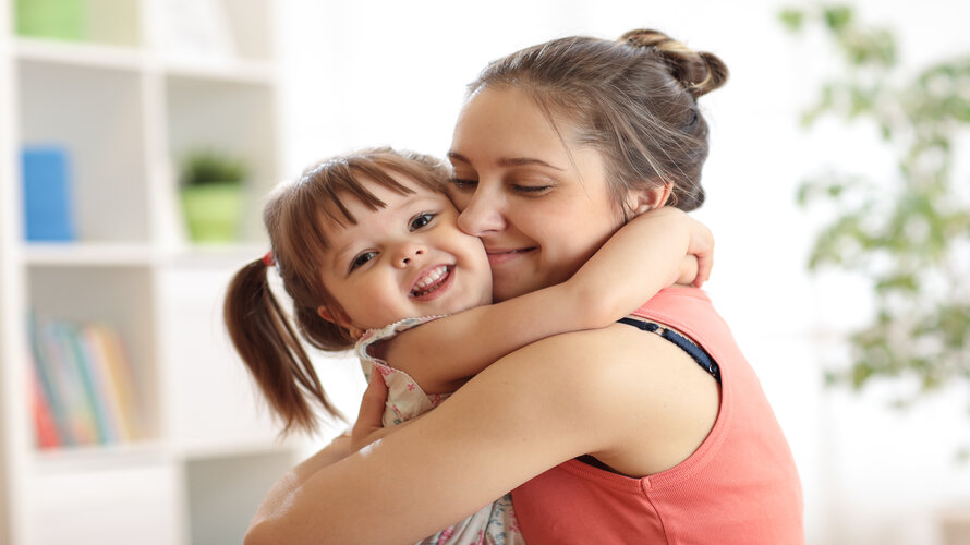 Eine Mutter drückt ihr 2-Jährige Tochter kräftig an sich Eine Mutter drückt ihr 2-Jährige Tochter kräftig an sich